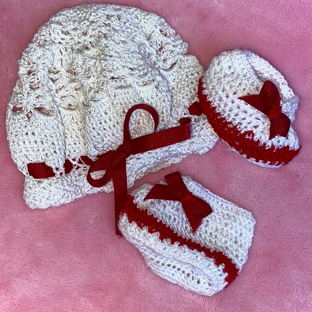 Newborn knitted hat with booties. White & burgundy